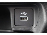 運転席からも助手席からも使いやすい位置に、電源ソケットやUSBジャック、ナビへ映し出すためのHDMI端子を設けています。