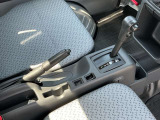 使いやすいフロア配置のシフトレバー