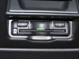 見栄えよくすっきりと収まるETC車載器です。高速道路の料金所をスムーズに通過でき、快適なドライブをサポートします。納車されたその日からすぐに遠出やロングドライブを楽しめます。
