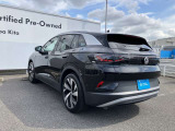 広々とした室内と使いやすいラゲージを備えたID.4 Pro。毎日の買い物から家族での旅行まで、幅広いシーンで活躍する電気SUVです。
