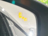 【ブラインドスポットモニタリング】走行中、ドアミラーの死角になりやすい箇所に後続車が接近するとサイドミラー付近に警告を表示、ドライバーに注意喚起をしてくれます。