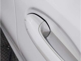 【デザインとの融合】BMWデザイナーが創り出したボディデザインを損なう事のない様に配置とデザインに拘っています。ドアノブについてもBMWの拘りに妥協はありません。