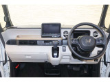 操作性に優れた運転席となります!小物入れや各ボタンの配置にこだわり、使いやすいです!座り心地もよく視認性も良好なのでロングドライブもお任せ下さい!