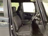 【ベンチシート】運転席と助手席の移動もスムーズ!狭い駐車場での乗り降りや、お子様の乗り降りにも便利です。座席の間にコンソールボックスやドリンクホルダーがないため、車内空間が広く感じます。