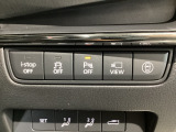 運転席脇のクラスタースイッチ部分にはカメラ切り替えスイッチ、パーキングセンサー、その他走行系スイッチを集中配置しております。下方にはシートポジションメモリースイッチを配置しています。