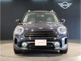 LEDヘッドライトで御座います。MINIのボンネットはヘッドライト部分に穴が開いている特徴的なもので御座います。MINIの伝統やこだわりがこういったところにも表れております。