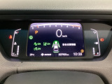 デジタル表示のスピードメーターとタコメーター、燃費やオドメーターなどの表示の他に、ホンダセンシング機能などの表示もできる多機能なマルチインフォメーション・ディスプレイです。