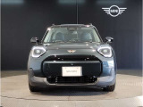 MINIのフロントグリルのデザインはイギリスで生まれた当初から、シルバーのサイドバーが折り重なった伝統的なデザインで御座います。その伝統はBMWのお車になってからでも少しずつ形を変えて守られております