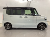 狭い駐車場でも、スライドドアならチャイルドシートへのお子さまの乗降や荷物の積載もスムーズ。