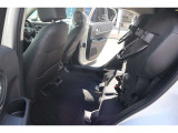 【チップアップシート 】座面を跳ね上げることで、後席足元に高さのある荷物を積むことができます!