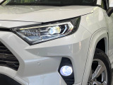【LEDヘッドライト】悪天候や夜間走行時も良好な視界を確保し安心して運転できる高輝度LEDヘッドライトを装備!点灯速度が早く、消費電力も抑えられています。