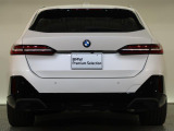 BMWのお車は、走行の安定性とコーナリングの良さを追求し、思い通りにハンドルの操作可能です。試乗車もご用意しておりますので、ぜひ&ldquo;駆け抜ける歓びをご体感ください!