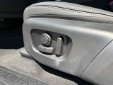 運転席12ウェイメモリ付パワーシート装備。前後シートヒーターも装備されており季節問わず快適にお乗り頂けます。