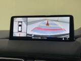 360&deg;ビューモニターでは、両サイドとフロント、バックカメラの合成で、あたかも上空から見下ろした様に周囲を確認して頂けます。駐車場だけでなく、T字路等でも活躍のアイテムです。