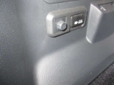 トランク内、左クォータ内張に1500W給電コンセントがあります!
