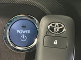 【スマートキー】カバンやポケットに入れたままでもドアの施錠・解錠が可能なスマートキーを装備。エンジンのオン・オフ時もカギを取り出す必要が無いからとっても便利です♪