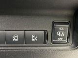 【ハンズフリー機能付き両側パワースライドドア】スライドドアの下に足先を入れてすぐ引くと、自動的にスライドドアが開閉します!荷物で両手がふさがった状態でも、ドアの開閉ができてとっても便利!