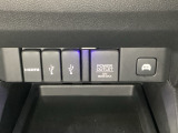 アクセサリーソケットはUSBのアダプターなどをつければ、スマホの充電にも使えます。横にはナビゲーション用の外部入力可能なUSB端子やHDMI端子がついており、周辺には物が置けるボックスがついています。