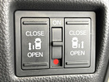【両側パワースライドドア】スマートキーや運転席のスイッチで後席両側スライドドアの開閉が可能♪電動だから力を入れてドアを開ける必要が無く、小さなお子様でも簡単に開け閉めでき快適です♪