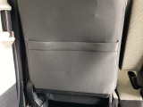 【シートバックポケット】すぐ手に取りたいアイテムをスマートにしまっておけます。限られた空間を有効に活用でき、長距離のドライブでも車内を清潔感のある落ち着いた状態に保ってくれる実用的な機能です。
