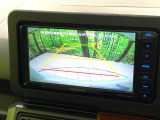 【バックカメラ】駐車時に後方がリアルタイム映像で確認できます。大型商業施設や立体駐車場での駐車時や、夜間のバック時に大活躍!運転スキルに関わらず、今や必須となった装備のひとつです!