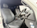 運転席シート廻りは使用感も少なく、良好な状態となっています。前オーナー様が丁寧に使っていたことがよくわかりますね。