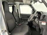 運転する時はドライビングポジションが気になりますよね。パワーシートで座席位置の微調整もしっかりできます。高級感がある装備としても人気があります。