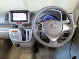 【運転席インテリアデザイン】左右対称のインテリアデザインでドライバーを包み込み運転に集中できるように設計されています。