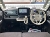 シンプルで実用的なインパネ。車速など情報を表示する【ヘッドアップディスプレイ】を搭載。