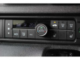 プラズマクラスター技術搭載フルオートエアコンを装備。車内の温度設定だけでなく空気清浄や脱臭などの効果を発揮して車内は快適空間♪