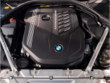 【BMWエンジン】革新的なガソリン・エンジン・テクノロジーによる高性能かつ高効率。レスポンスの良いパワーを発揮。常にスムーズな吸気を実現しアクセル開度にダイレクトに反応しドライビングを楽しく演出。