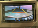 リバースギアに入れるだけで後方の表示へ切り替わります。夜間や雨の日の駐車も楽になりますよ。