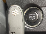 【キーレススタートシステム】カバンやポケットに入れたままでもドアの施錠・解錠が可能なスマートキーを装備。エンジンのオン・オフ時もカギを取り出す必要が無いからとっても便利です♪