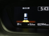 【パーキングセンサー】センサーが周辺の障害物を検知。音とディスプレー表示で障害物との距離をお知らせし、ドライバーに注意を促します。バックでの駐車時や狭い駐車場での出庫時などに役立ちます。