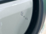 【ブラインドスポットモニター】走行中、ドアミラーの死角になりやすい箇所に後続車が接近するとサイドミラー付近に警告を表示、ドライバーに注意喚起をしてくれます。