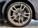 【BMWアロイホイル】軽量かつ強度に拘ったアロイホイル。走行性能ポテンシャルを引き出す設計。車の足元を引き締めてくれる大きなポイントはアロイホイルです。