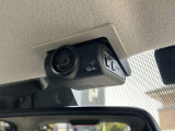 ドライブレコーダー付きで前方だけでなく車室内も録画できるので万一のとき記録に残せて安心です。