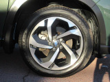 右前 18インチアルミホイール タイヤサイズは、225/55R18です。「*ホイールロックナットは展示用です」