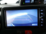 【バックカメラ】バックカメラ装着車です。バックする時に、後方の様子をナビ画面に表示します!慣れない駐車場での駐車や、せまい場所での車庫入れの時も、安全確認OK!思いがけずコツン!なんて事も防げますヨ