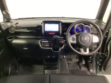 車内は光触媒抗菌消臭施工済です。インパネ周りはスタイリッシュなデザインです。グローブボックスやカップホルダーのほかにトレーなどたくさんの収納スペースが付いています。