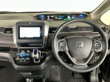 【ハンドル】運転にかかわる様々な操作を安全に行えるように視点移動が少なく操作性に配慮されたスイッチ類が凝縮されたコックピットです。