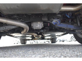 車両後方からの下回りです。マフラー防錆塗装や下回り防錆施工等も可能でございます。