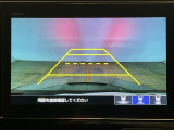 【バックカメラ】運転が苦手な方も車庫入れラクラクです!ギアをリバースに入れれば自動的に切り換わりますので、面倒な操作は不要です♪狭い駐車場もお車を傷つけず安心ですね!