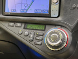 【オートエアコン】一度お好みの温度に設定すれば、車内の温度を検知し風量や温度を自動で調整。暑い&hellip;寒い&hellip;と何度もスイッチ操作をする必要はありません。快適な車内空間には必須の機能ですね♪