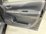 窓の開閉もスイッチひとつで簡単!駐車券を取るときもラクラク★