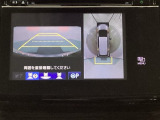 マルチビューカメラシステム搭載車です。お車の周囲を全方位でカバーします。後方・前方・両脇と、コンディションが悪い視界でもカラーモニターに映し出した映像がドライバーをサポートします。
