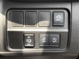 【両側電動スライドドア】狭い場所でもドアを全開にでき、チャイルドロックを使っても運転席のスイッチを操作するだけでドアの開け閉めが可能です。小さなお子様でもボタン一つでスライドドアの開閉可能です。