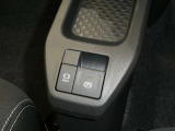 電動パーキングブレーキは、従来のサイドブレーキの代わりに、モーターを使用して指先操作で後輪のブレーキをかける電動の駐停車用装置。シフトのP連動やアクセル発進での自動解除により操作ミスを軽減してくれます