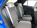 安全性と快適性を追求した、少し硬めのシート。 これは長時間の運転や渋滞などの状況でも、身体の疲労度が少ないことを求めたものです。