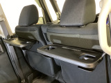 運転席・助手席の背もたれには、2列目シート用にカップホルダー付きの「格納式のシートバックテーブル」を装備しています。休憩時のちょっとした時間などカップを置いたり、小物置きに使えて便利です。